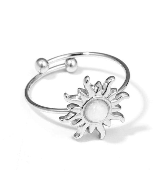 Anillo plateado con piedra sol.
