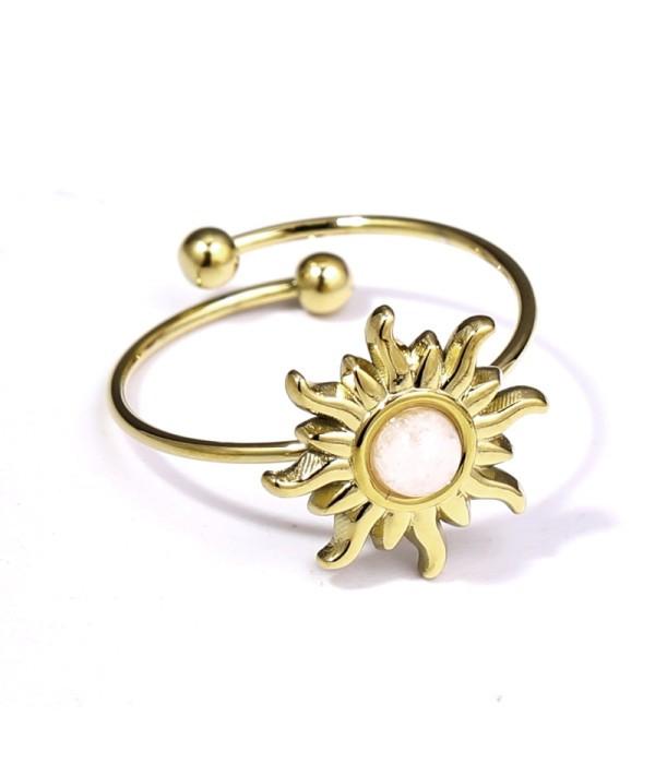Anillo dorado con piedra sol.