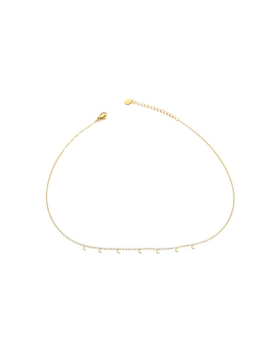 Collar dorado con colgantes de lunas.