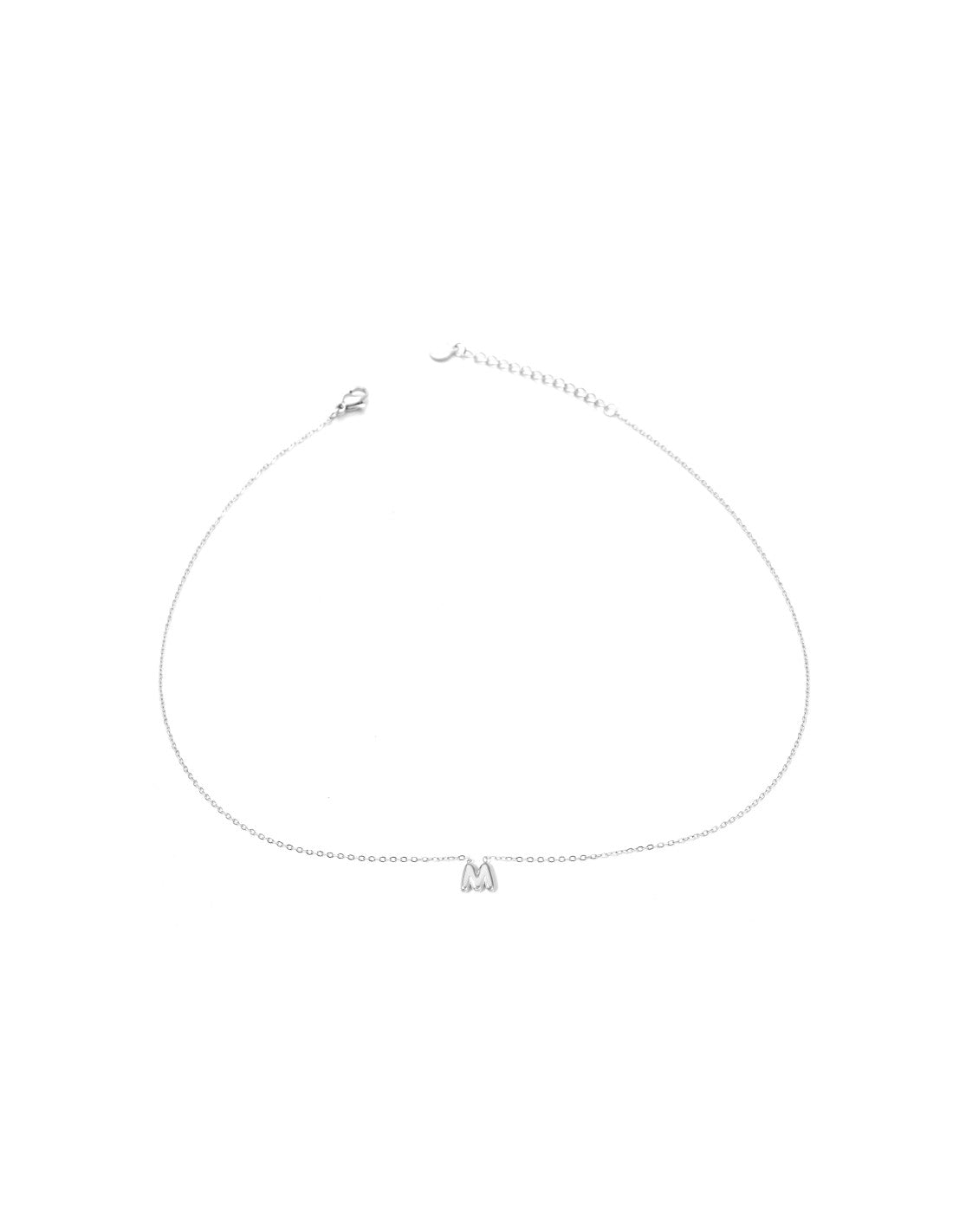 Collar plateado con colgante de letra M