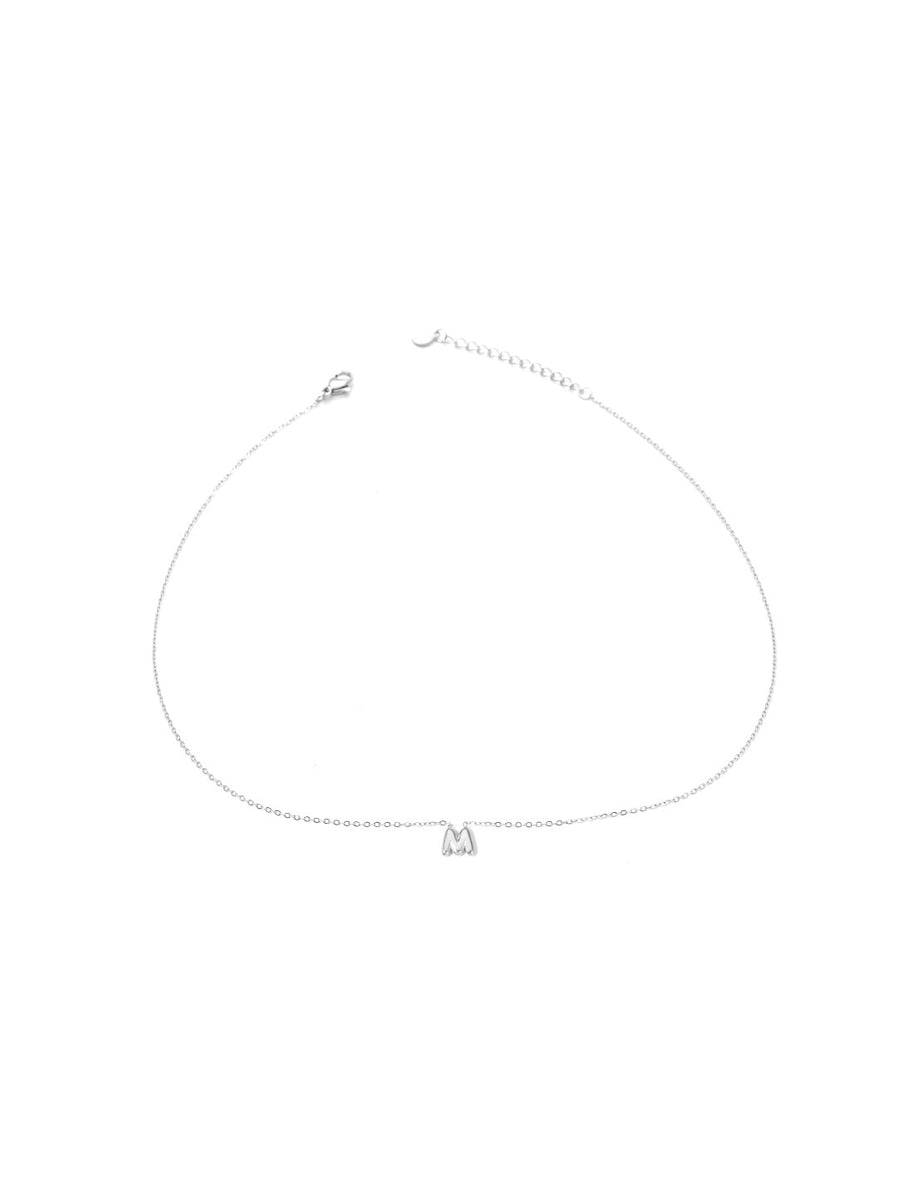 Collar plateado con colgante de letra M