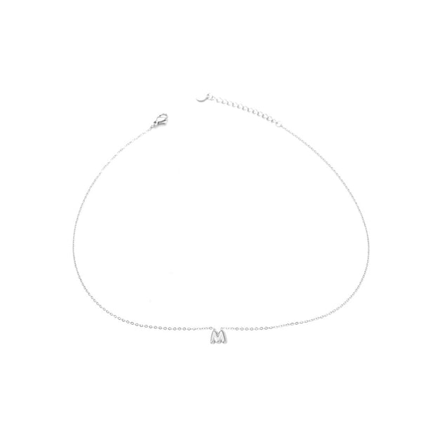 Collar plateado con colgante de letra M