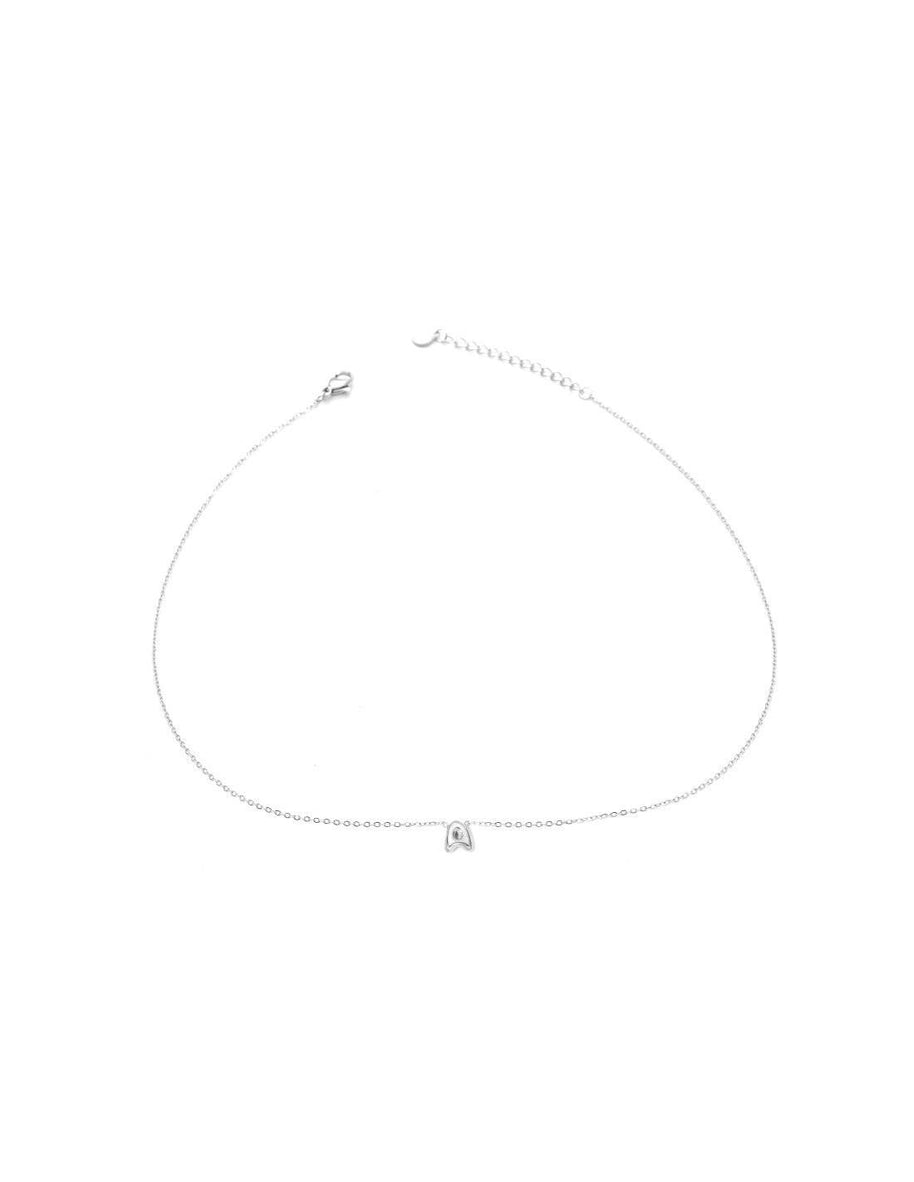 Collar plateado con colgante de letra A.