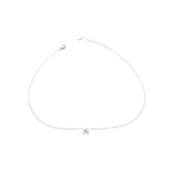 Collar plateado con colgante de letra A.