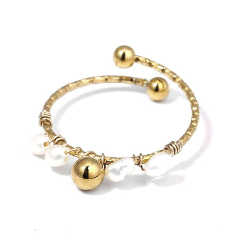 Anillo dorado con perla
