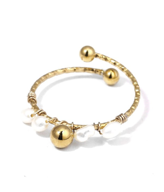 Anillo dorado con perla