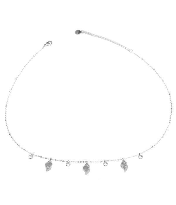 Collar de caracola plateada con circonitas.