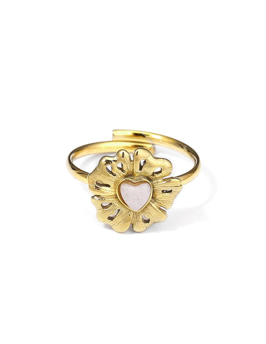 Anillo dorado de flor con corazón.