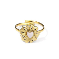 Anillo dorado de flor con corazón.