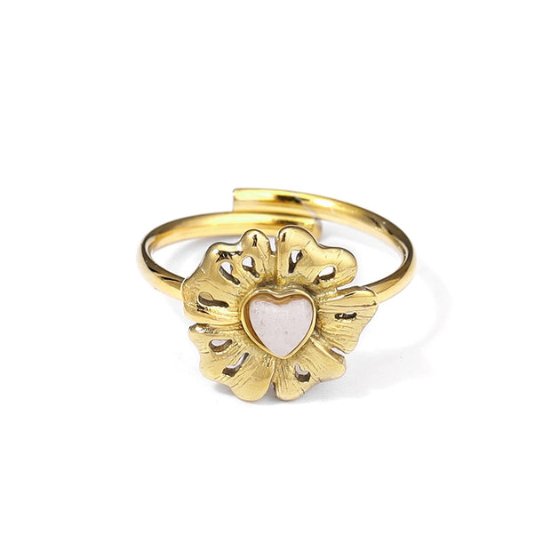 Anillo dorado de flor con corazón