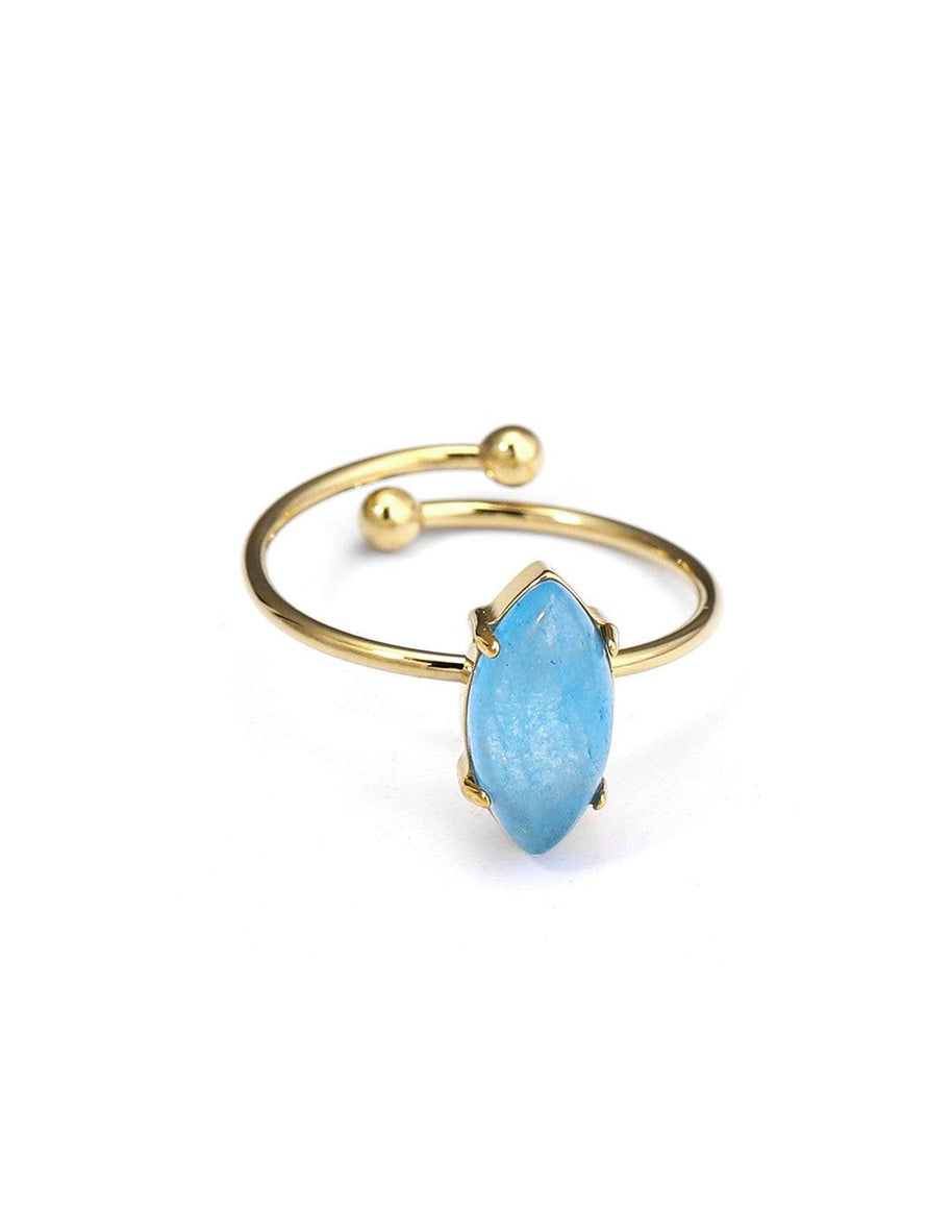Anillo dorado abierto con piedra turquesa.