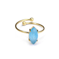 Anillo dorado abierto con piedra turquesa.