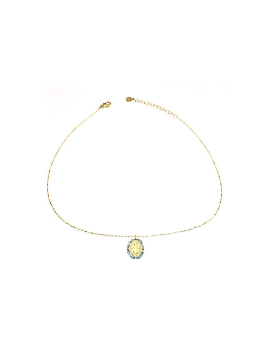 Collar dorado con medalla religiosa y cuentas.