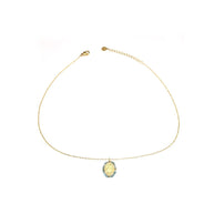 Collar dorado con medalla religiosa y cuentas.