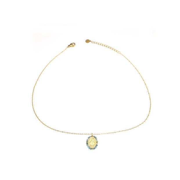 Collar dorado con medalla religiosa y cuentas