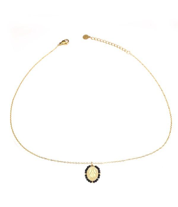 Collar dorado con medalla religiosa y cuentas.