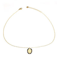 Collar dorado con medalla religiosa y cuentas.