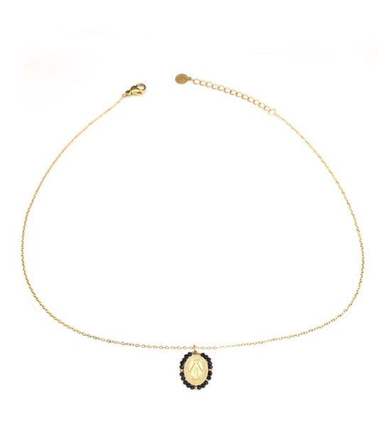 Collar dorado con medalla religiosa y cuentas