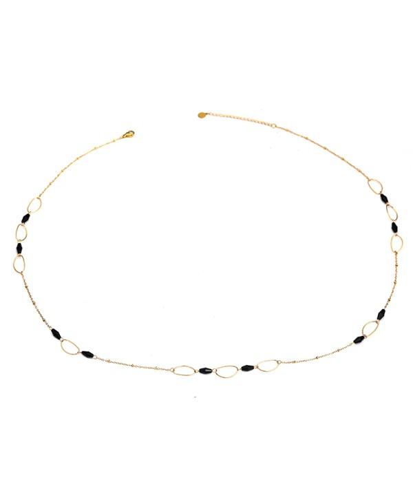 Collar dorado con cuentas negras.