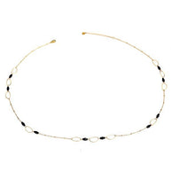 Collar dorado con cuentas negras.