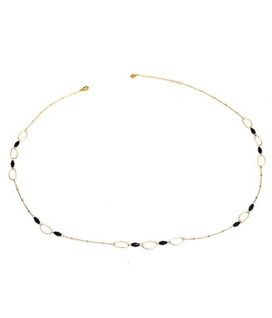 Collar dorado con cuentas negras.