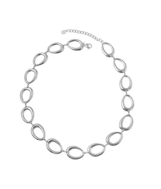 Collar plateado de eslabones ovalados irregulares.