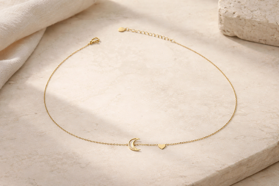 Collar dorado con luna