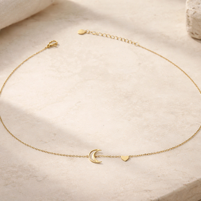 Collar dorado con luna