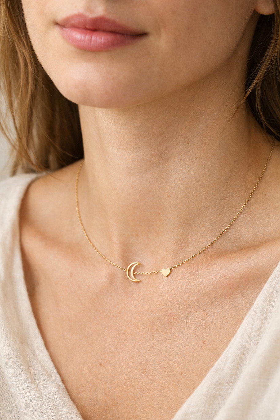 Collar dorado con luna