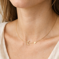 Collar dorado con luna