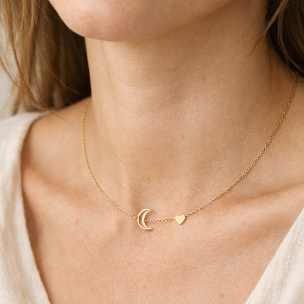 Collar dorado con luna