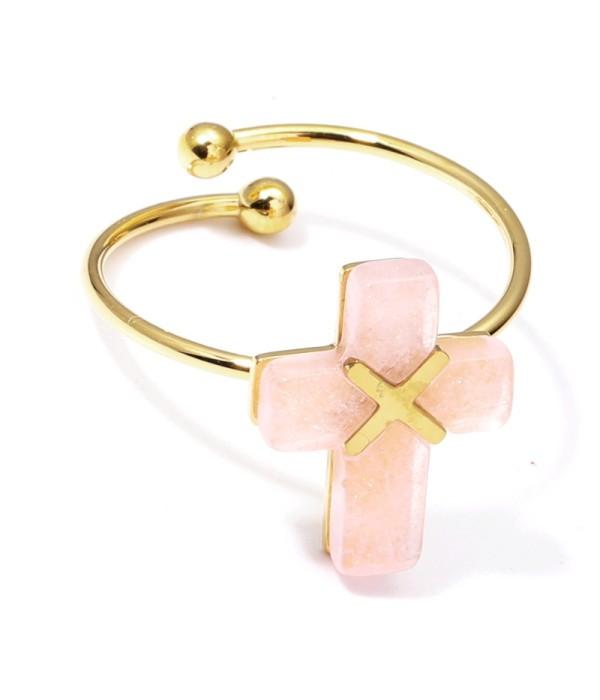 Anillos dorados con cruz multicolores.