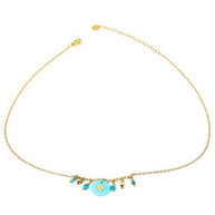 Collar dorado con colgantes círculos azules.