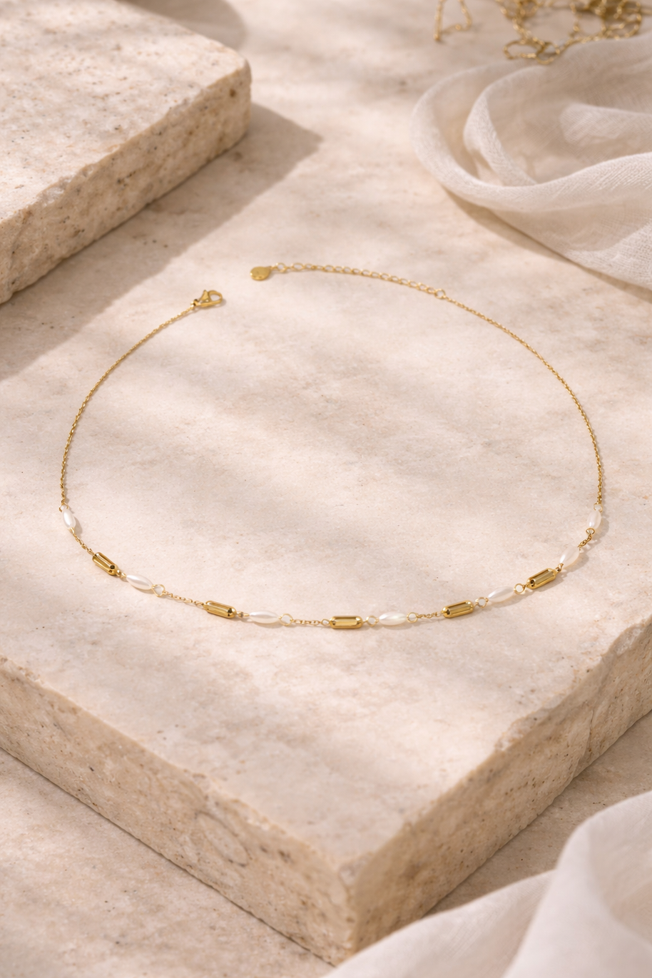 Colgante dorado perlas y panal de abeja