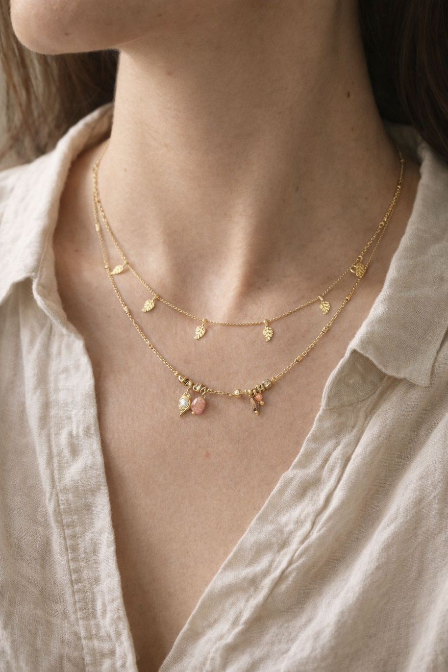 Collar dorado doble con hojas y piedras corales
