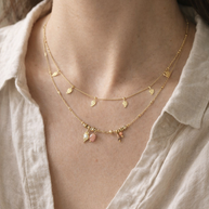 Collar dorado doble con hojas y piedras corales