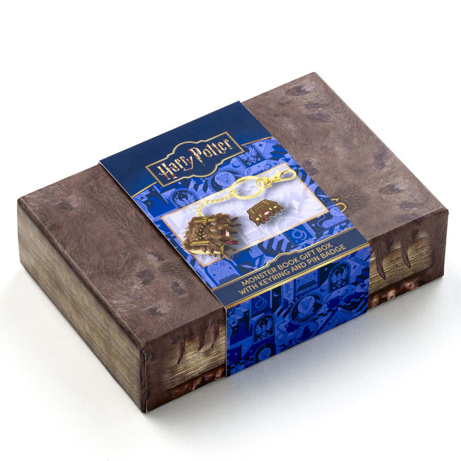 (Próximamente) Set regalo llavero + pin Monster Book Harry Potter