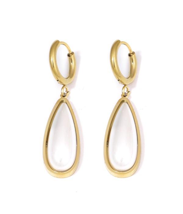 Pendientes dorados de perla.
