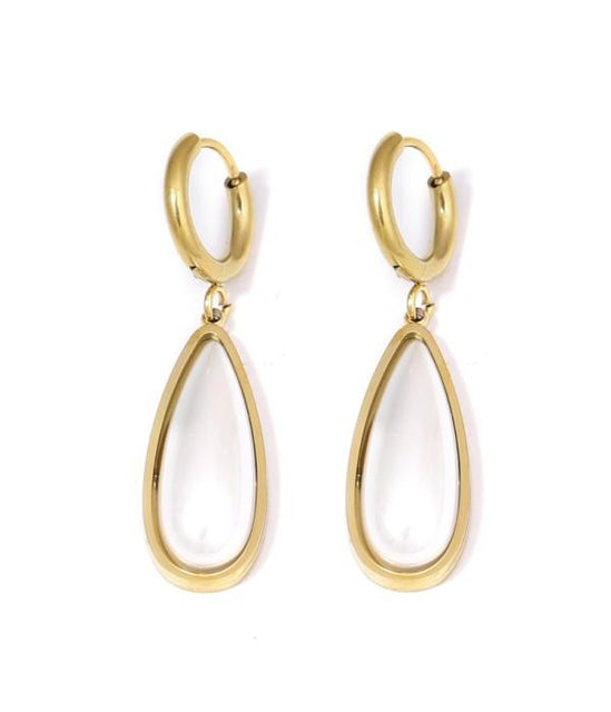 Pendientes dorados de perla.