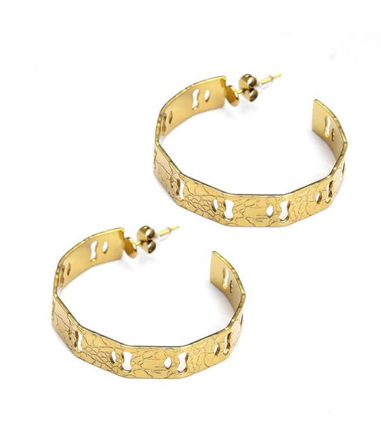 Pendientes de aros dorados calados con textura craquelada.