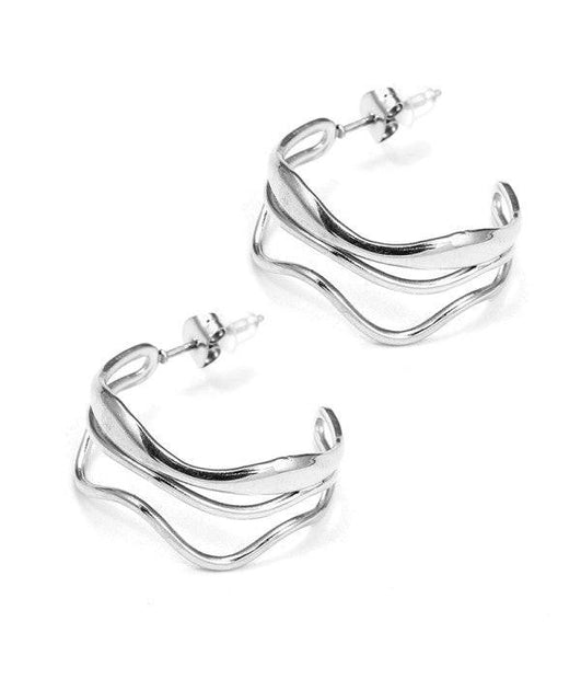 Pendientes de aros plateados con diseño ondulado y triple línea.