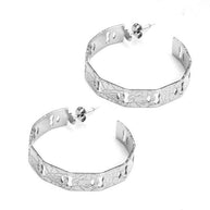 Pendientes de aros plateados calados con textura craquelada.