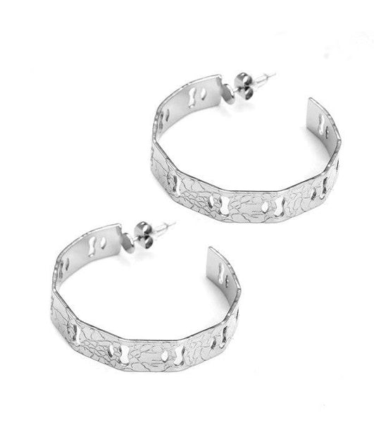 Pendientes de aros plateados calados con textura craquelada.