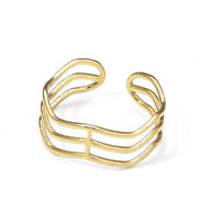 Anillo dorado de líneas onduladas abiertas.