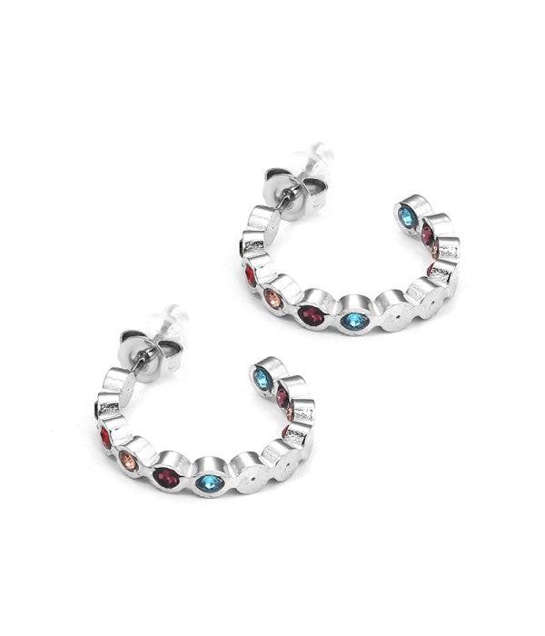 Pendientes de aro plateados con circonitas de colores.