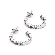 Pendientes de aro plateados con circonitas de colores.