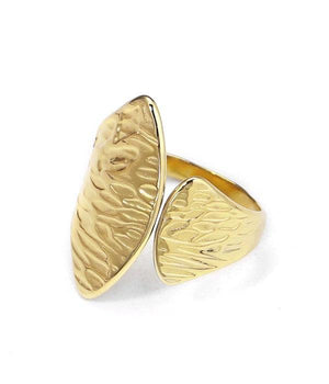 Anillo abierto dorado con placas texturizadas.