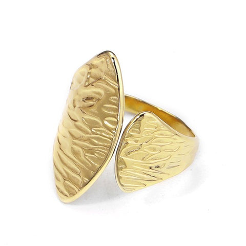 Anillo abierto dorado con placas texturizadas