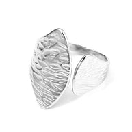 Anillo abierto plateado con placas texturizadas