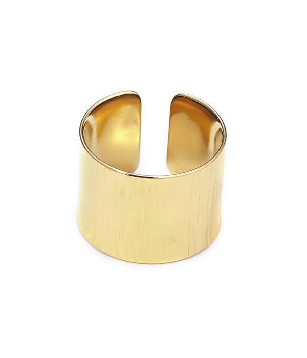 Anillo dorado abierto ancho minimalista.